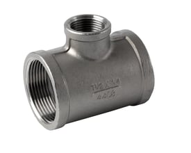 Reduceret tee i rustfrit stål AISI 316 med mærkning 1/2 x 3/4'' og stålkvalitet 4408 på hvid baggrund.