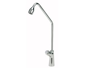 Cosmetal Jet G 65 envejs tappehane med et kort, buet tapperør i skinnende krom, perfekt til koldt eller tempereret vand.