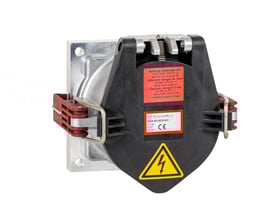 Robust CEE vægudtag med 250A, 6h og IP67-klassificering i sort plast med metalmonteringsplade og røde låseklips.