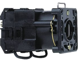 Schneider Electric K1D009B omskifter med 10 positioner og sort plastkabinet, vist fra siden med elektriske tilslutninger.