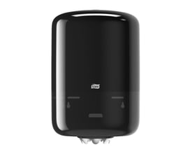 Lukket Tork Centerfeed Dispenser M2 i sort plast med Tork logo tydeligt synligt på fronten.