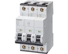 Siemens SENTRON 5SY8304-7, 3-polet automatsikring på 4 A med C-karakteristik, vist skråt forfra.