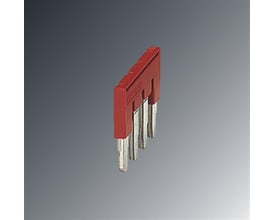 Detaljeret vinkel af Phoenix Contact FBS 4-8 indlægsbroen, viser de fire røde poler og metalben mod en grå gradient.