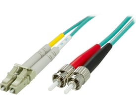 DELTACO LC-ST fiberkabel med grønne duplexkabler og LC- og ST-stik, set skråt fra enderne.