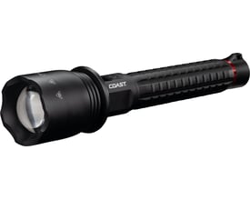 Coast XP40R genopladelig lygte med 8000 lumen, vist med fokus på den store linse og det sorte, takkede håndtag.