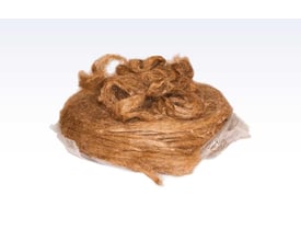 Roliba krakaværk på 8 kg med brun, tjæret overflade ses som en tæt, grov bundtning af fibre på klar plast.