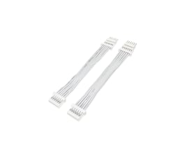 To hvide 5 cm HiluX kabler til Philips Hue LightStrip V4, som ligger parallelt på en hvid baggrund.