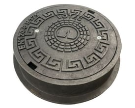 Votec fast brøndkarm i komposit med 315mm diameter og aflåseligt dæksel. Den er fremstillet af genbrugsplast og mærket EN124-6 B125.