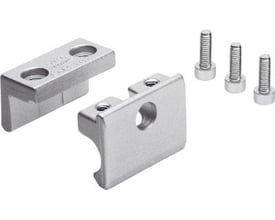 Festo monteringssæt SMBU-1-B, vist med to metalbeslag og tre skruer på en hvid baggrund.