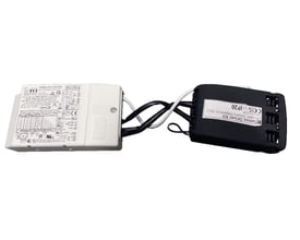 SG Armaturen Sense driver kit til 1050mA/5000lm med DALI/1-10V/Impuls dæmpning, hvid og sort enhed forbundet med kabler.