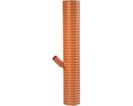 Orange Wavin sandfangsbrønd i PVC med en højde på 1750 mm og en afgangstilslutning på Ø160 mm. Brønden har en ribbet overflade og en skrå indgangsstuds.