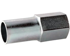 Unico forzinket overgangsmuffe til 22mm rør med 1/2" indvendigt gevind og nippelende på hvid baggrund.