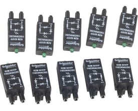 En gruppe på ti Schneider Electric varistorer med modelnummer RZM021FP til 110-230V, alle med grøn LED.