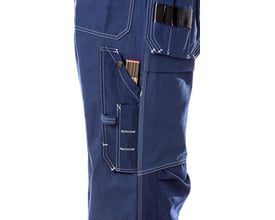 Nærbillede af Kansas 255K håndværkerbukser i blå bomuld med CORDURA forstærket tommestoklomme og blyant.