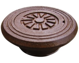 Jemi rund rørbrøndkarm med dæksel i støbejern, Ø100/110 mm, med rustbrun overflade og dekorativt mønster.