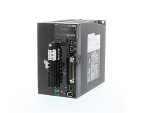 Omron Accurax G5 servodrev R88D-KT06F, 3~ 400 VAC, 600W, med synlige terminaler og porte på en hvid baggrund.