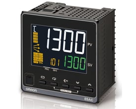 Omron E5AC-TCX4D5M-004 temperaturregulator, PRO-model med digitalt display, grå plastkabinet og symboler på frontpanelet.