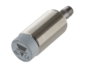 Carlo Gavazzi induktiv aftaster M30 med 22 mm rækkevidde og forniklet messinghus, vist skråt med gevindkrop.