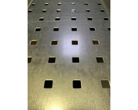 Maskinfabrikken Universal hulplade 1000x2000mm i varmgalvaniseret stål med firkantede huller. Billedet viser tæt på og i vinkel mønsteret af hullerne.