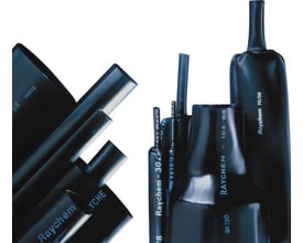 Forskellige sorte tykvæggede krympeslanger fra TE Connectivity, herunder en med lim, til forskellige rørdiametre.