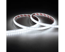 Fleksibelt Ansell Lighting E-Cell Eco LED bånd, der lyser med koldt, hvidt lys på en mørk baggrund.