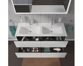 Duravit L-Cube underskab med dobbeltskabsløsning, 550x1290x481 mm, med åbne skuffer og synlige toiletartikler.