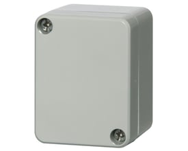 Nærbillede af Fibox Euronord PC050705 monteringskasse i lysegrå polycarbonat, med synlige skruer i hjørnerne på frontpanelet.