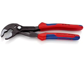 Knipex Cobra vandpumpetang i aktion, der griber fat om en messingfitting, med fokus på kæberne.