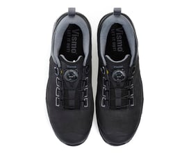 Sikkerhedssko EB59B BOA fra Vismo i sort, størrelse 48, vist ovenfra med fokus på BOA lukkesystemet.