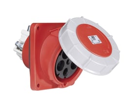 PC Electric CEE flangestikdåse med 5 poler, 125A, 400V og IP67. Den skrå model har et rødt hus og et hvidt, åbent låg med mærkning.
