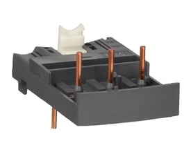 Nærbillede af Schneider Electric GV2ME sammenbygningsdel, viser den sorte plaststruktur med kobberstifter og et hvidt plastbeslag.
