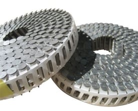 Nobe tromlesøm 2,5 x 25 mm, varmgalvaniseret stål, viser to tromler med 3600 stk. søm monteret på hvid plast.