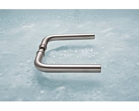 Assa Abloy dørgreb model 16 i L-form uden rosetter, set fra siden med to parallelle greb i metalfinish.