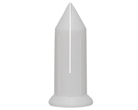 Et enkelt hvidt Tillex sømplug, 5,5 x 20 mm, isoleret på hvid baggrund. Nærbillede af spidsen og den delte struktur.