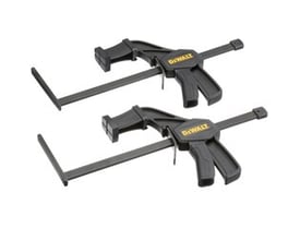 To DeWalt føringsskinne klemmer i sort med gule håndtag, vist samlet på en neutral baggrund.