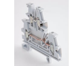 Legrand dobbeltklemme i grå plast med 2,5MM² og 5MM ledningskapacitet, vist fra siden med en let vinkling.