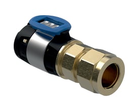 Geberit FlowFit overgang med klemring og blåt klik-system, lavet af blyfri siliciumbronze med polerede messingdetaljer.