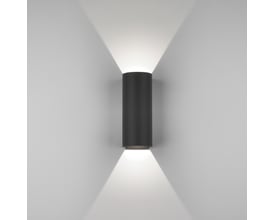 Astro Lighting Dunbar 255 sort væglampe med op- og nedadrettet lys på hvid væg.