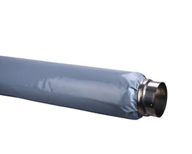Fleksibel lyddæmper på 1200mm længde og 200mm diameter med grå ydre beklædning og metal muffe-tilslutning.