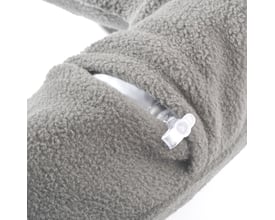 Nærbillede af grå Travel Blue Comfi-Pillow med synlig ventil til oppustning i blød fleece.