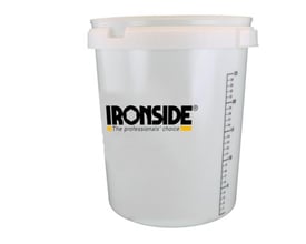 Klar blandespand fra Ironside på 30 l med måleskala langs siden og bred kant, set forfra.