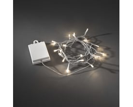 Konstsmide lyskæde med 40 varmhvide LED'er og batteriboks udlagt på en mørk, ensfarvet baggrund, viser klar ledning.