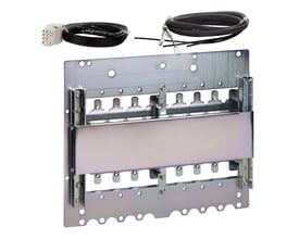 Schneider Electric mekanisk spærring til NS100-250 afbrydere, vist med tilhørende kabler og stik, klar til installation.