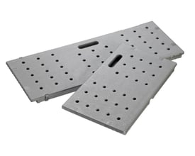 W.steps Platform Flexi WKL PFM-B arbejdsplatform i grå plast med mange små huller og et aflangt greb, vist på hvid baggrund.