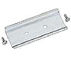 Spelsberg Dinskinne NS 35-81 i metal med perforeringer og to skruer på en lys baggrund.