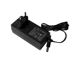 Sort Mikrotik-strømforsyning SAW36-240-1500 med netstik, ledning og rundt DC-stik, set skråt ovenfra.