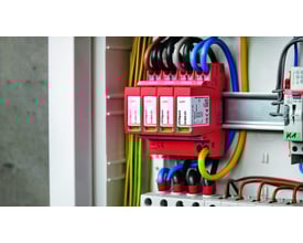 Transientbeskyttelse DehnGuard MP TT 275 FM monteret i el-tavle med flere farvede ledninger tilsluttet, viser 3+1 kobling.