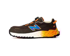 Venstre side af New Balance Cremorne sikkerhedssko i brun, med orange detaljer og aggressiv ydersål.
