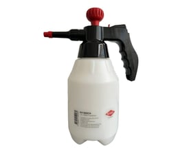 Trykforstøver 1800 Chemo fra Kabi med 1,8 liters kapacitet og 4 bars tryk, hvid tank med sorte og røde detaljer.