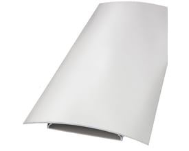 Hvid gulvkanal i aluminium, 1,5 meter lang og 150 mm dyb, set skråt med kabelrummet synligt under afdækningen.